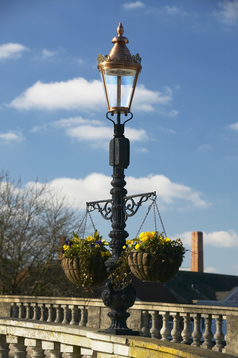 Westminster pedestal & hanging basket